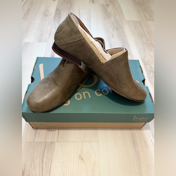b.o.c. Women's Tan Flats - Picture 1 of 8